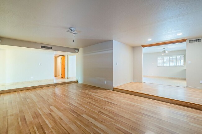 Building Photo - Move in Ready! 3 Bedrooms, 3 Bathrooms & P...