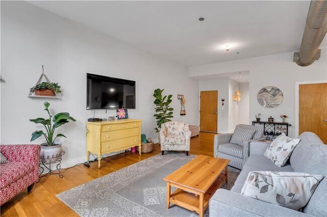 Building Photo - Prime Location