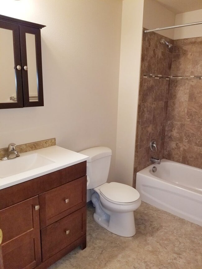 Building Photo - Newer 2 Bedroom 1 Bathroom with a View