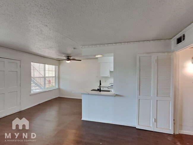Building Photo - 3624 Parkridge Dr