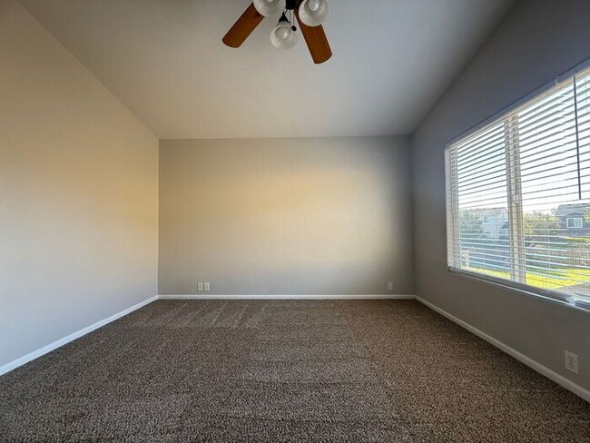 Building Photo - Stylish Comfort and Modern Living in the H...