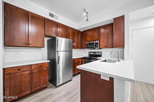 Building Photo - 4608 W Maryland Ave