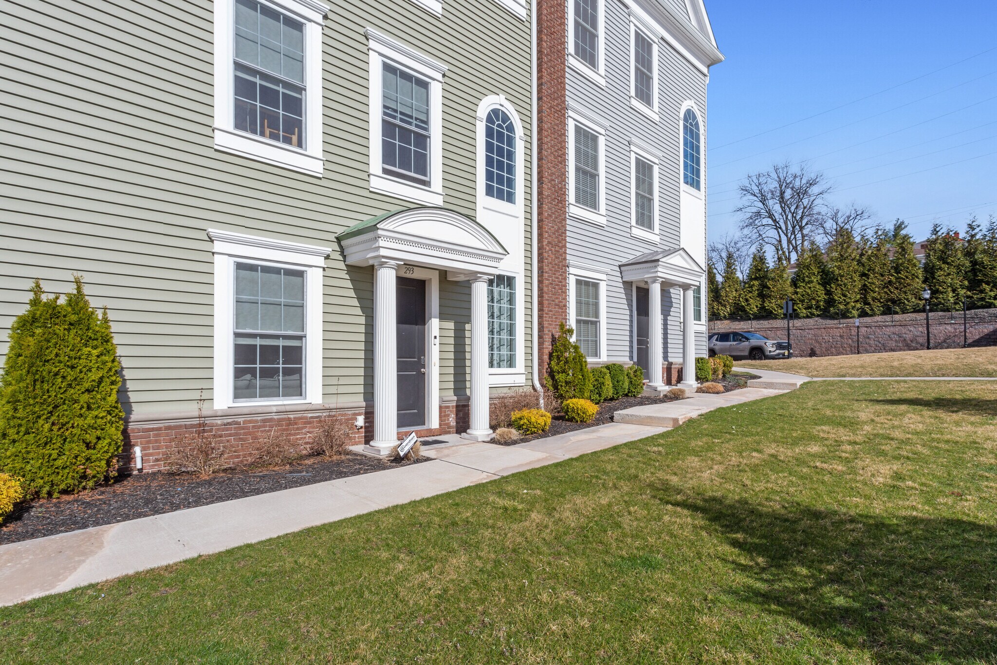 Building Photo - 293 Bradley Dr