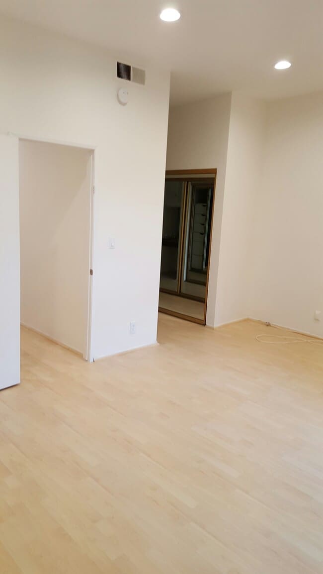 Building Photo - 1830 Kelton Ave