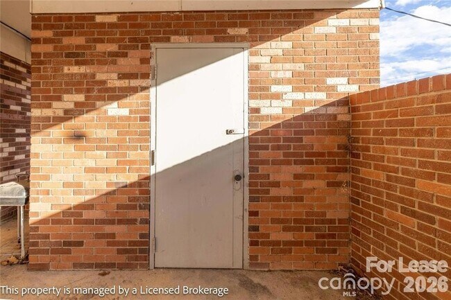 Building Photo - 213 Roslyn Rd