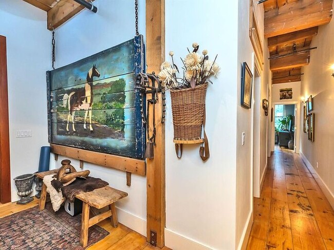 Building Photo - High end stunning condominium located at t...