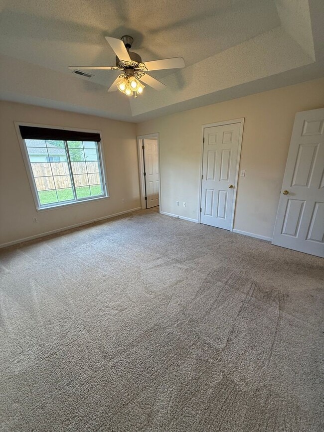 Building Photo - 3 bed 2 bath Home with fenced in backyard
