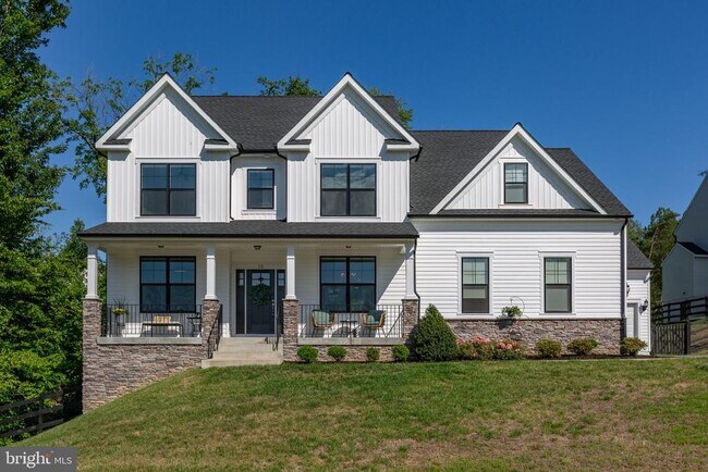 Building Photo - 15 Grove Ln