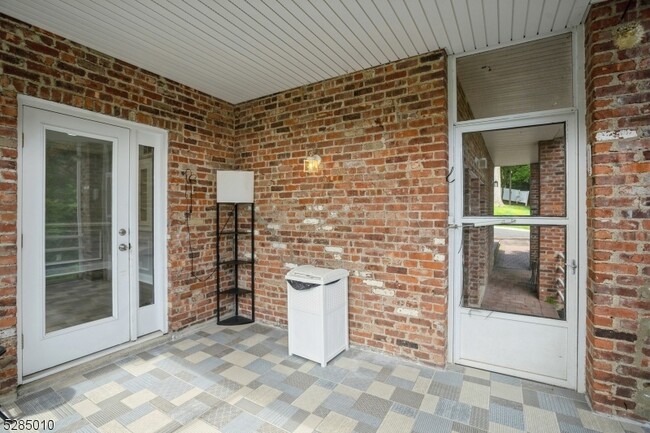 Building Photo - 242 Lake Rd