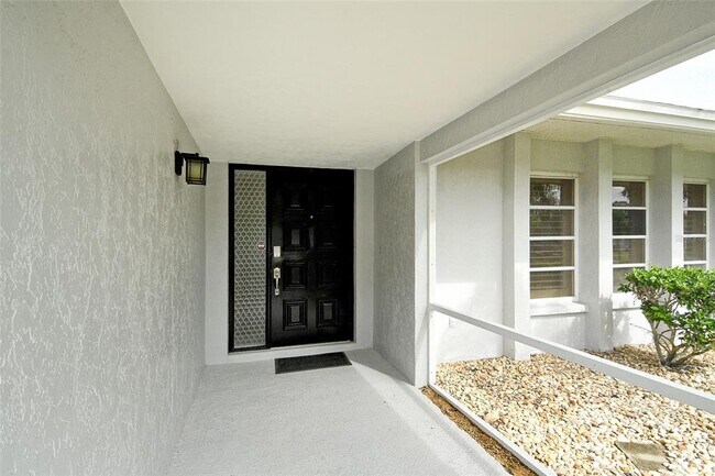 Building Photo - 6722 Roxbury Dr