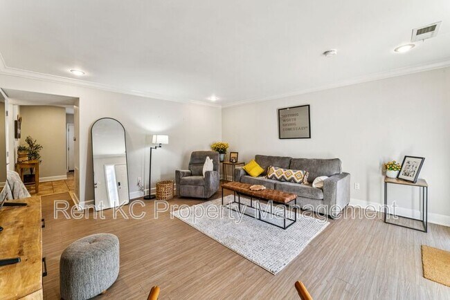 Building Photo - 530 W 10th St