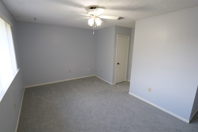 Building Photo - 19403 Long Lake Dr