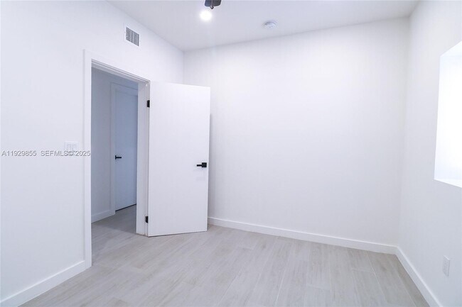 Building Photo - 221 SW 11th Ave