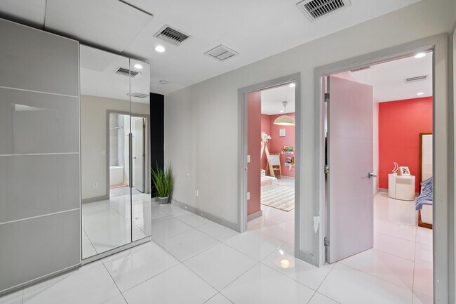 Building Photo - 2615 NE 213th St