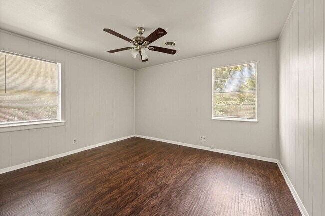 Building Photo - Spacious 4 Bedroom Home with Expansive Living Areas in a Convenient Location