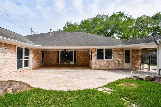 Building Photo - 3007 Broadmoor Dr