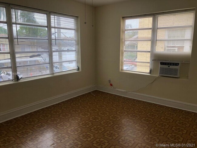 Building Photo - 529 SW 7th Ct