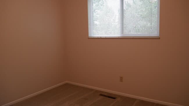 Building Photo - Single Family 3 Bed, 2 Bath w/ Big Backyar...