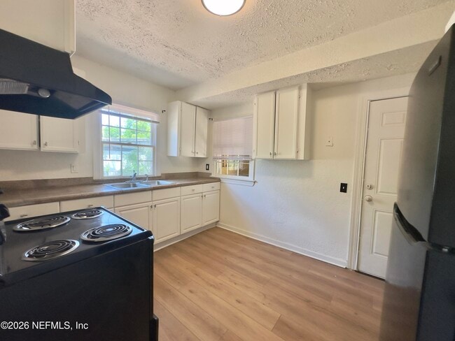 Building Photo - 2051 Danese St
