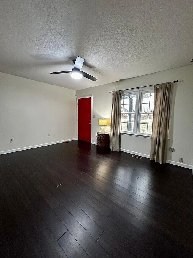 Building Photo - 2 Bedroom Home Outside Walhalla City Limits