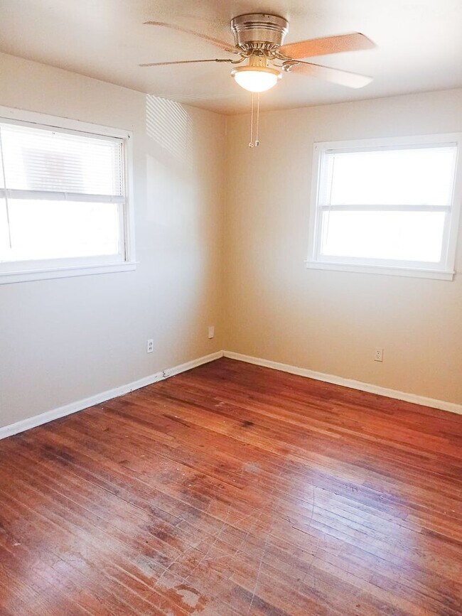 Building Photo - $0 First Month's Rent / $0 Deposit at Move-in