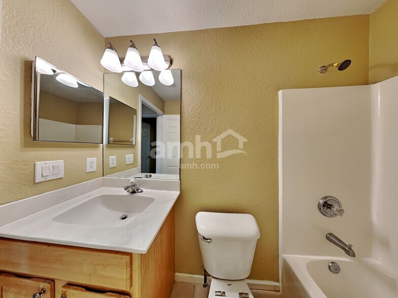 Building Photo - 3090 SW Boxwood Cir