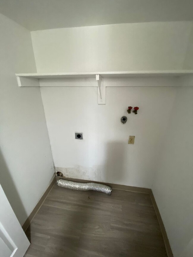 Building Photo - 3 Bedroom 2 Bathroom in Robinwood Condomin...