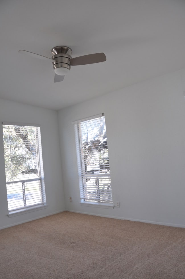 Building Photo - 1008 Clayton Nolen Dr