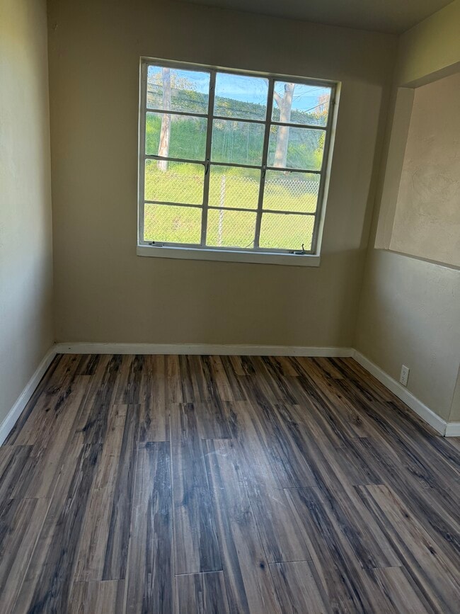 Building Photo - 904 33rd St