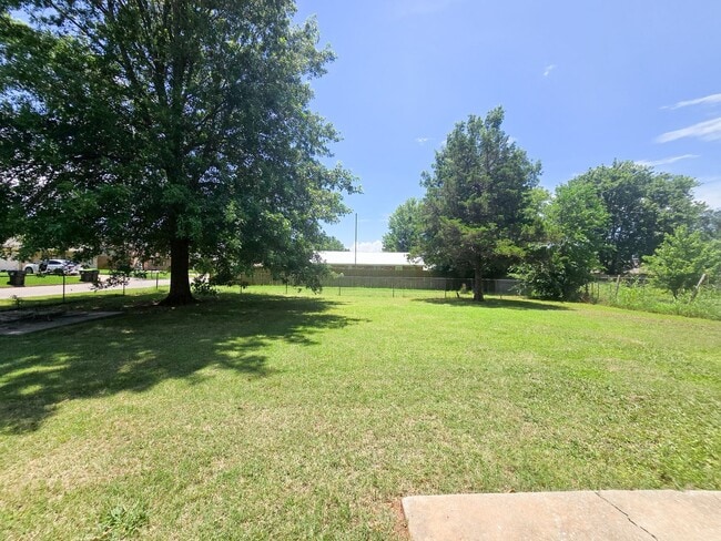 Building Photo - 3 Bed brick home in Tecumseh