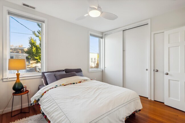 Building Photo - 528 Roxboro Pl NW