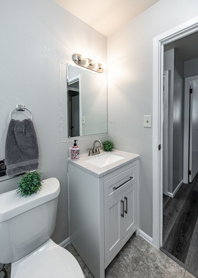 Building Photo - Newly Remodeled 3 Bedroom Home in Central Location