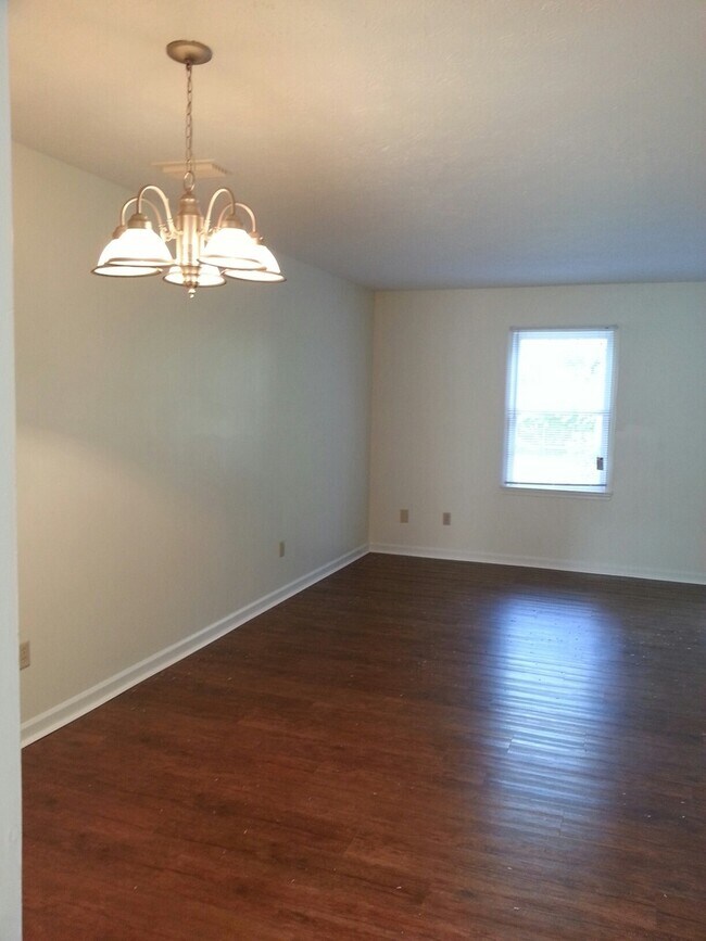 Building Photo - Three Bedroom Townhome, 2.5 bath, with eat-in kitchen, small deck off of living room.