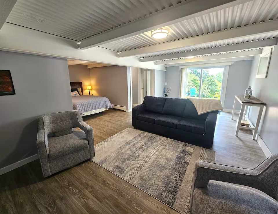 Master Suite - 6117 E Lake Rd