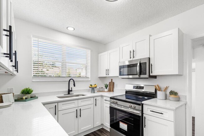 Building Photo - 1356 Lechlade St