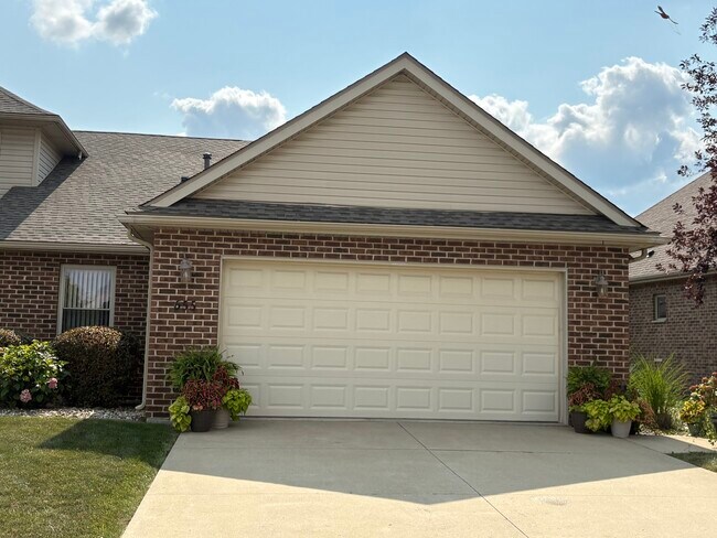 Building Photo - 655 N Edgemere Dr