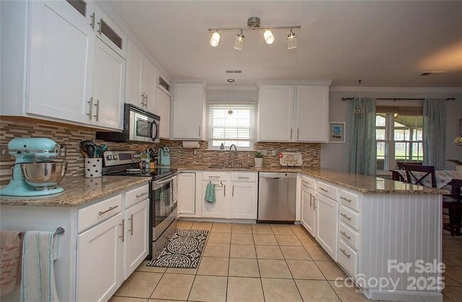 Building Photo - 8425 Hirsch Dr