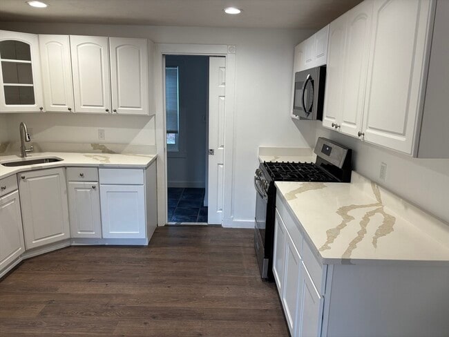 Building Photo - 39 Raymond St