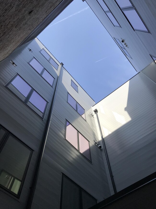 Building Photo - 2248 Ontario Rd NW