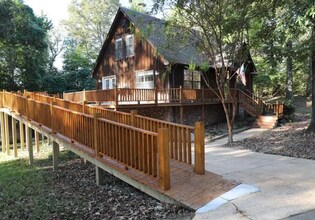 Building Photo - Charming Country Living