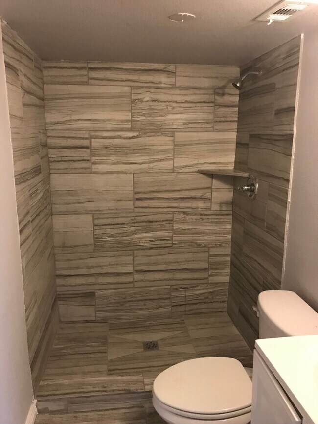 Building Photo - 512 Graham Ave