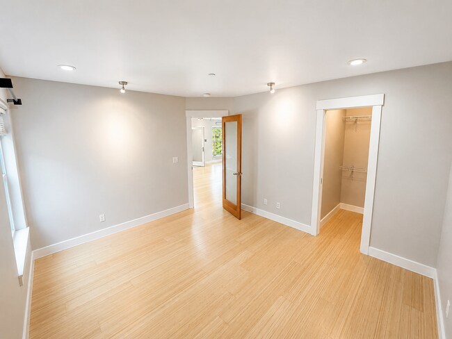 Building Photo - Elevated 2-Bedroom Home with Lake Sammamish Views