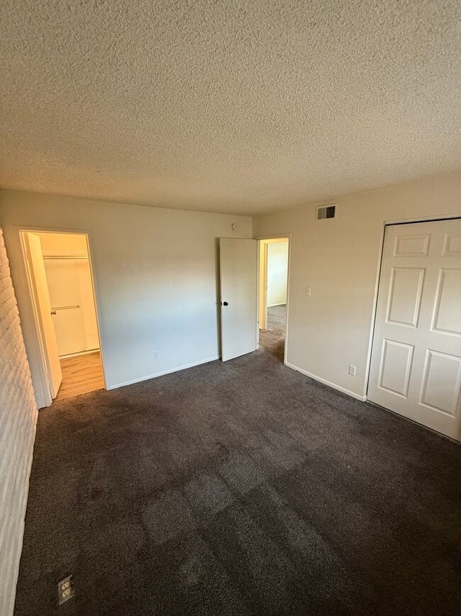 Building Photo - Spacious 3 Bedroom 2 Bathroom Condo in East Denver!