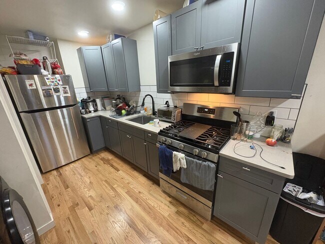 Building Photo - 216 E 7th St