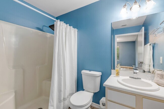 Building Photo - Spacious, sleek & central: 2Bedroom/2Bath condo in Daytona Beach!