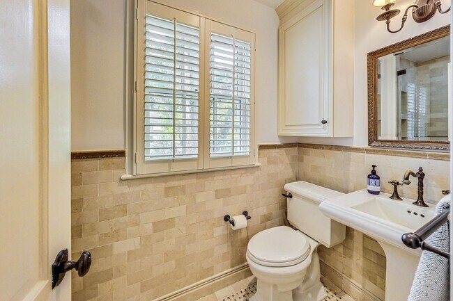 Building Photo - COMING SOON - Stunning 4 bed + 2 full & 2 1/2 bath Classic in NW DC