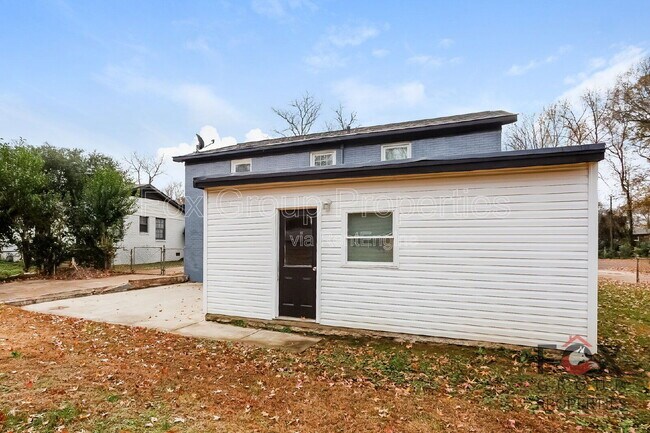 Building Photo - 5407 Venado St