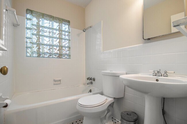 Building Photo - 3 bedroom 2 bathroom house
