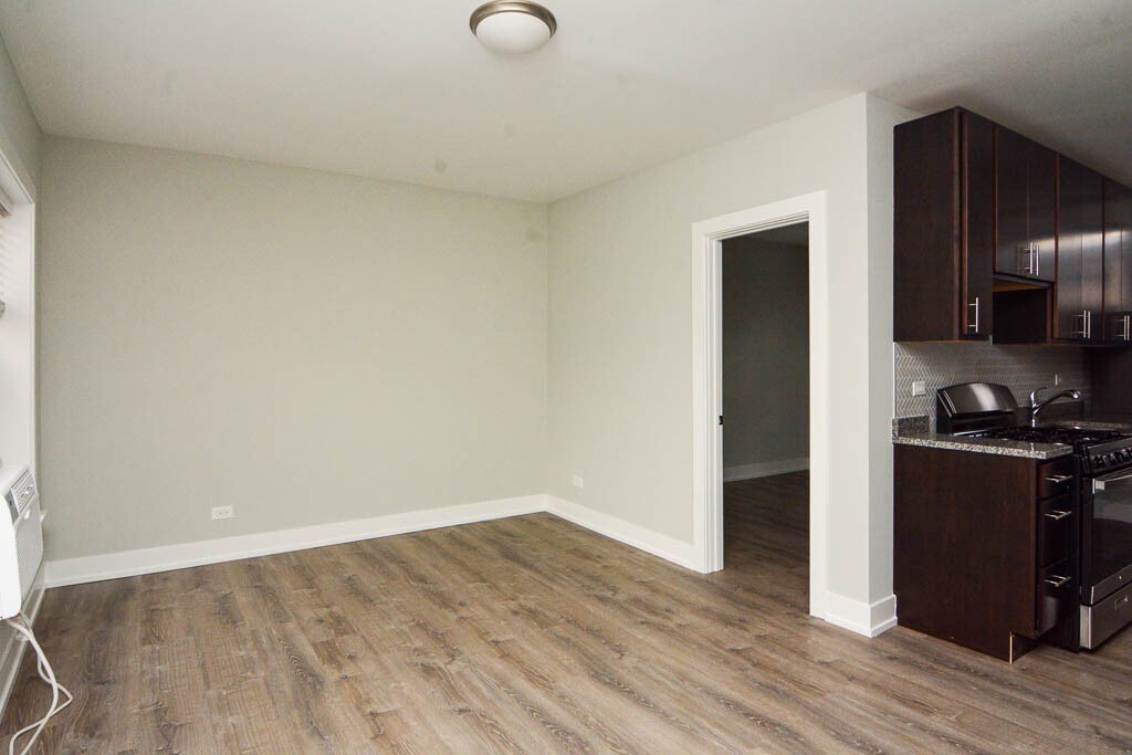 Building Photo - 722 W Brompton