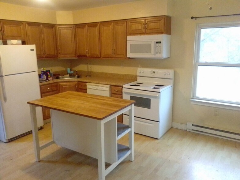 Building Photo - 550 Union Avenue Ext